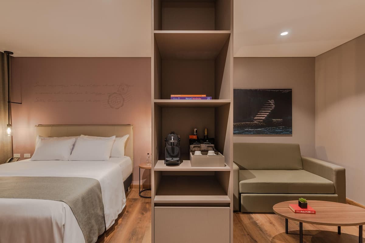 Allergitestade sÀngklÀder, bÀddmadrasser och minibar