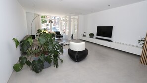 Interior - Rijksmonument in het centrum van Harlingen met uitzicht op de grachten (Harlingen)