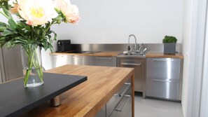 Fridge, microwave, oven, stovetop - Rijksmonument in het centrum van Harlingen met uitzicht op de grachten (Harlingen)