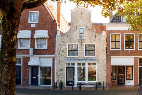 Rijksmonument in het centrum van Harlingen met uitzicht op de grachten
