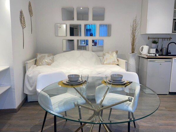 1 bedroom, WiFi, bed sheets