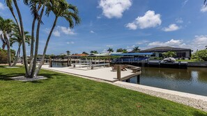 Un port de plaisance doté d’un quai, d’un espace de repos abrité et d’un bâtiment surmonté d’un toit bleu.