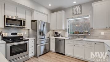 Frigorífico, microondas, horno y placa de cocina