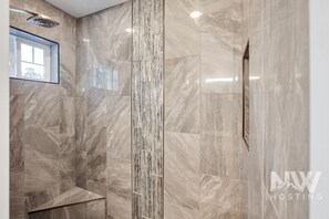 Combined shower/tub, hair dryer, towels