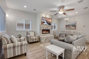 Smart TV, chimenea y libros