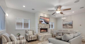 Smart TV, chimenea y libros 