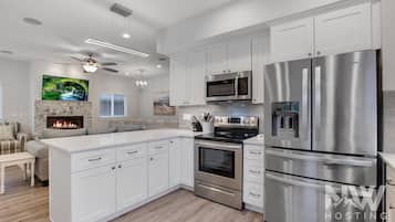 Frigorífico, microondas, horno y placa de cocina