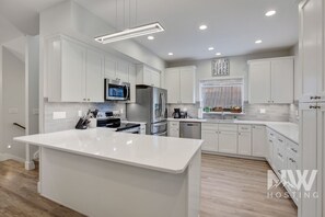 Jääkaappi, mikroaaltouuni, uuni, liesi