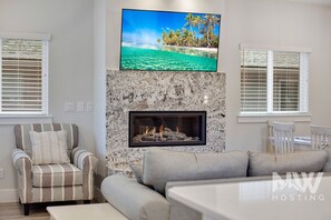 Älytelevisio, takka, kirjoja