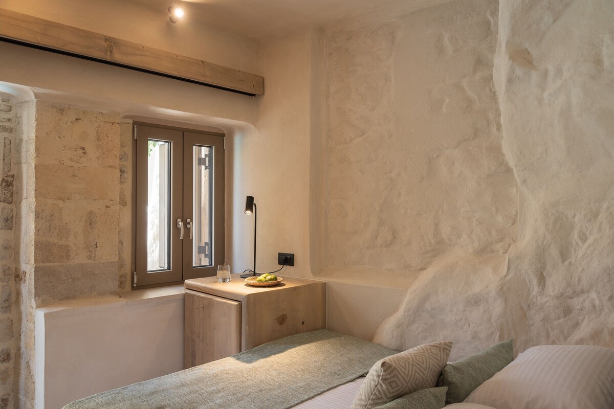 Minibar, in-room safe, iron/ironing board (on request), free WiFi