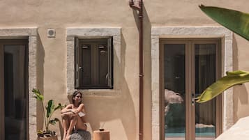 2 outdoor pools