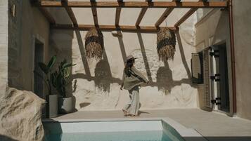 2 outdoor pools