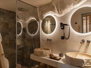 Combined shower/tub, hair dryer, bathrobes, slippers - Manili Boutique Suites & Villas (Archanes-Asterousia)