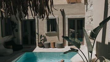 2 outdoor pools