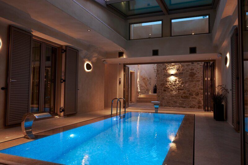 2 outdoor pools