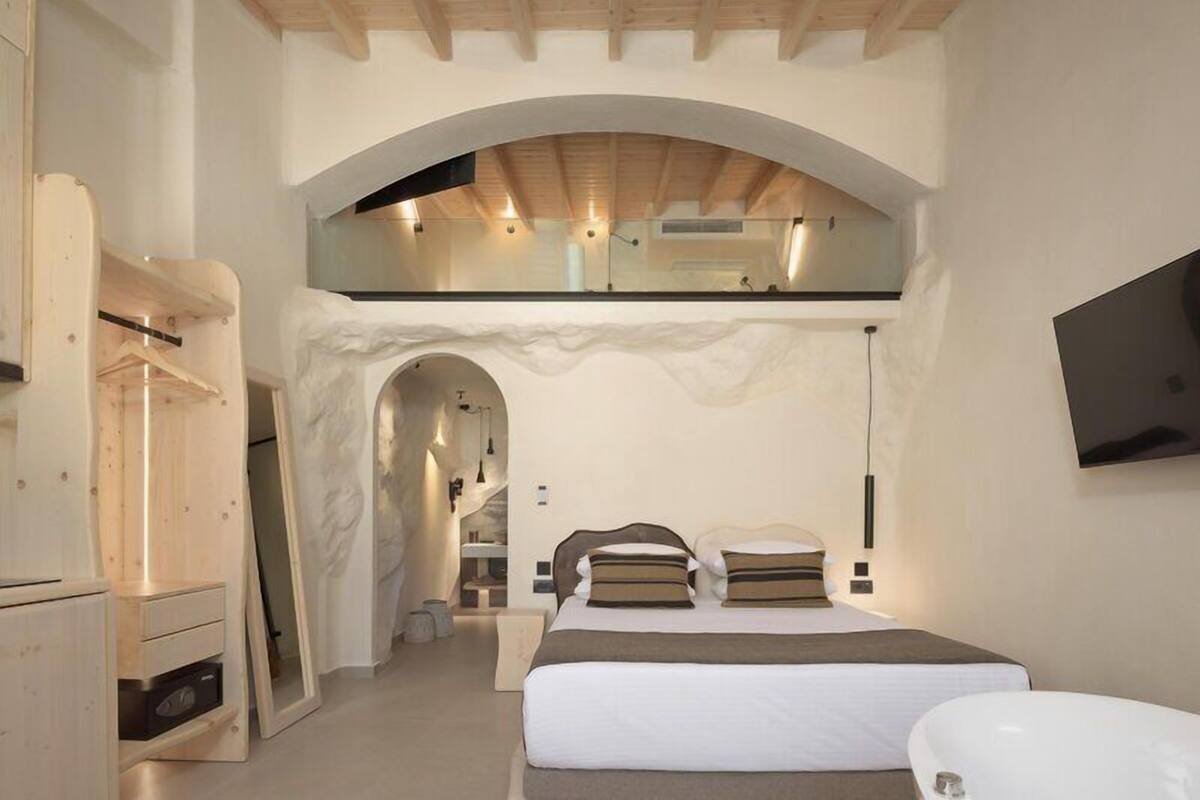 Deluxe Suite | Minibar, in-room safe, iron/ironing board (on request), free WiFi