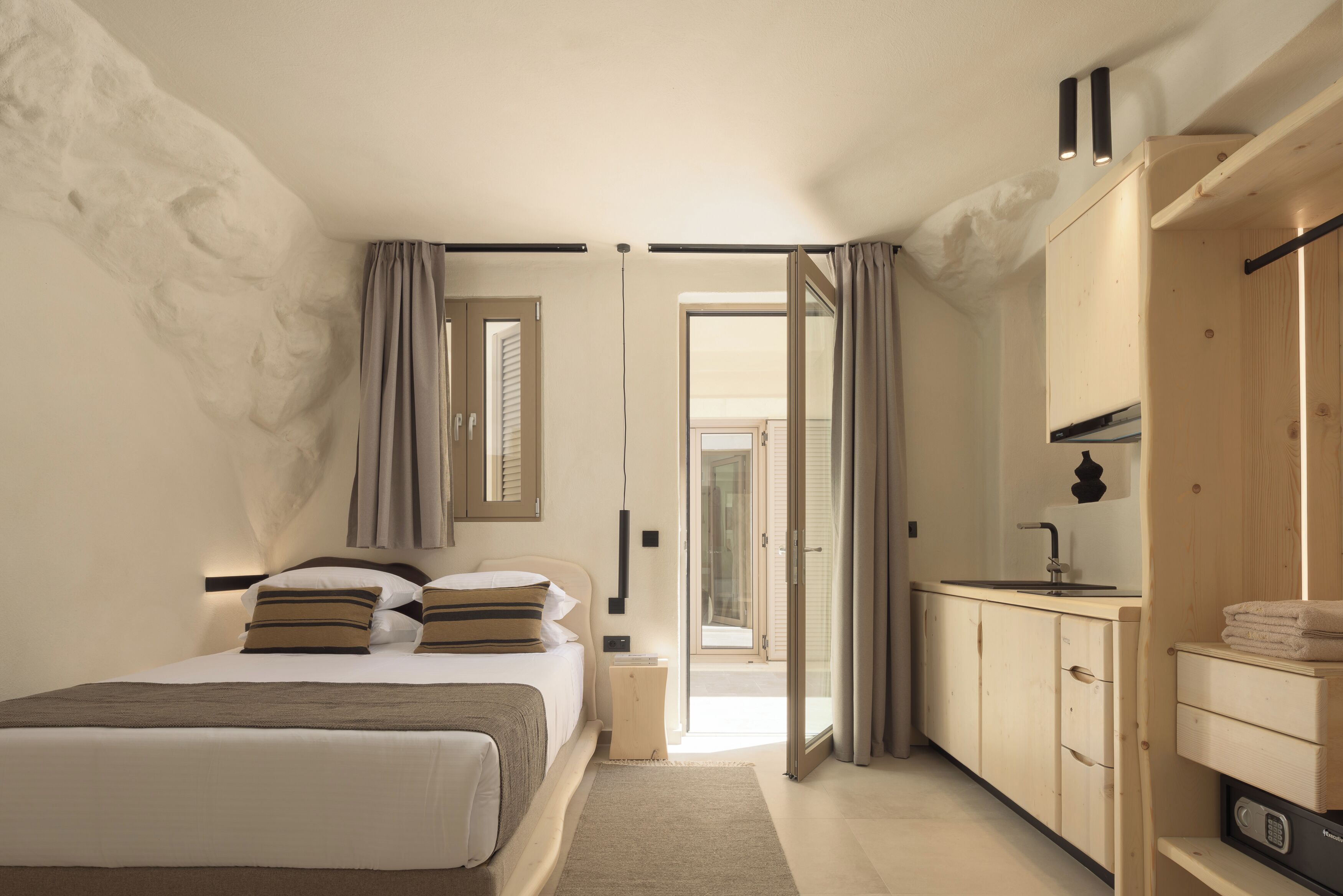 Minibar, in-room safe, iron/ironing board (on request), free WiFi