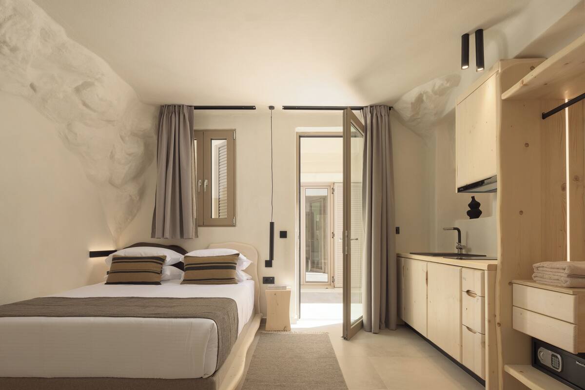 Minibar, in-room safe, iron/ironing board (on request), free WiFi