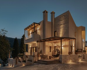 Minibar, in-room safe, iron/ironing board, free WiFi - Manili Boutique Suites & Villas (Archanes-Asterousia)