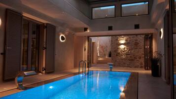 2 outdoor pools