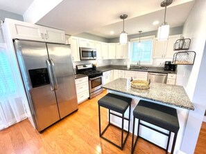 ثلاجة، ميكروويف، فرن، موقد طهي مسطح