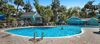 Family-Friendly Townhome with Resort Amenities Included - 1/2 Mile to Beach