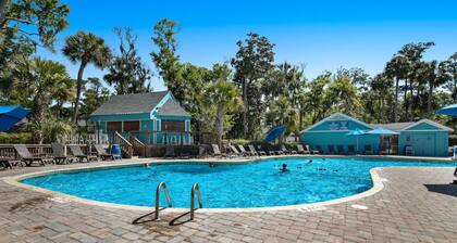 Family-Friendly Townhome with Resort Amenities Included - 1/2 Mile to Beach