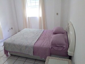 2 habitaciones y tabla de planchar con plancha 