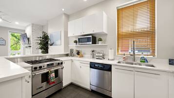 Fridge, microwave, stovetop, dishwasher