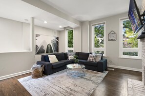 Een smart-tv, een open haard en boeken