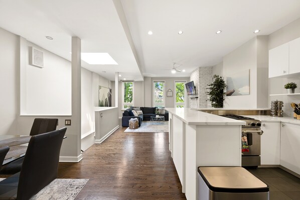 Een koelkast, een magnetron, een kookplaat, een vaatwasser