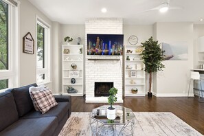 Een smart-tv, een open haard en boeken