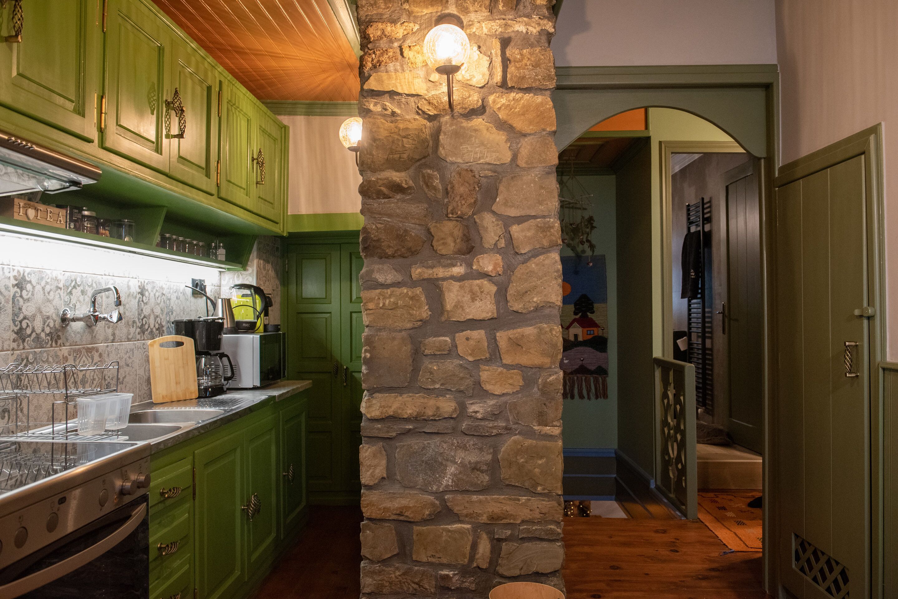 Refrigerador, microondas, horno y cafetera y tetera 