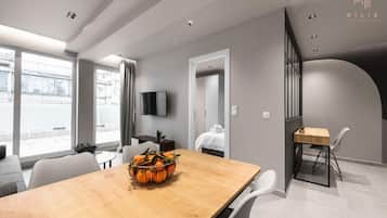 Apartemen, balkon | Makan di kamar