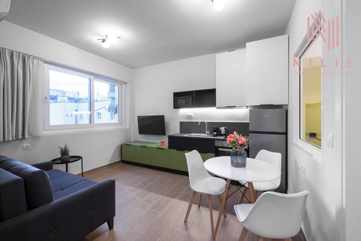 Un apartamento moderno con sala de estar, cocina y comedor.