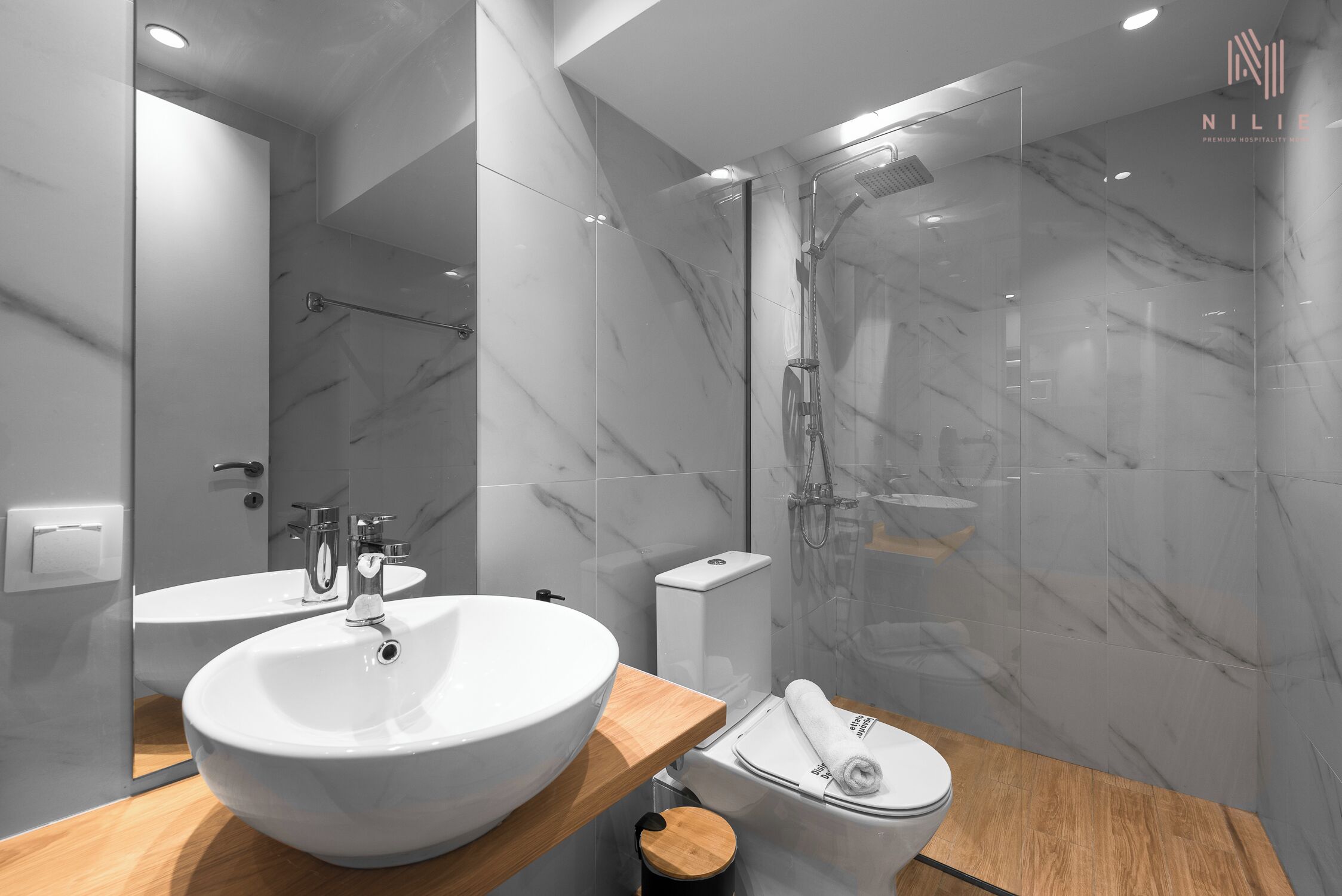 Apartemen, balkon | Kamar mandi | Shower, pancuran hujan, pengering rambut, dan handuk