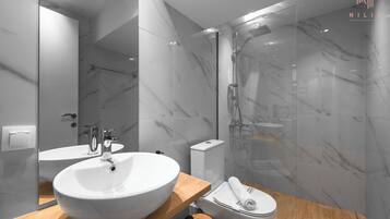 Apartment, Balcony | Bathroom | Shower, rainfall showerhead, hair dryer, towels