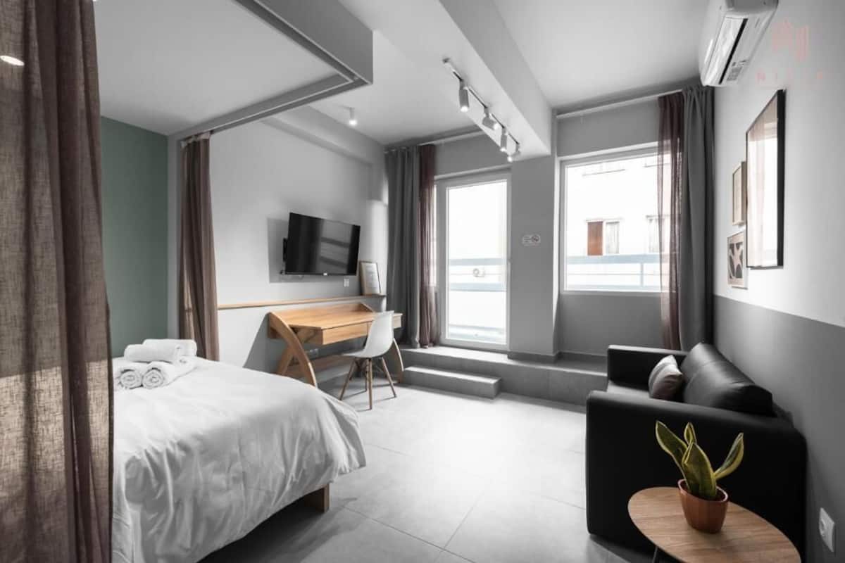 Estudio, balcón | 1 habitación, decoración personalizada y muebles diferentes