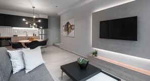 Apartamento, balcón | Zona de estar | Televisión de pantalla plana de 38 pulgadas con canales por satélite