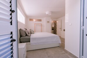 5 bedrooms, iron/ironing board, free WiFi, bed sheets