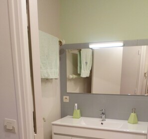 Dusche, Haartrockner, Handtücher, Toilettenpapier