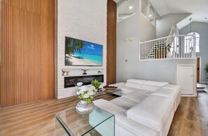 Smart TV, fireplace