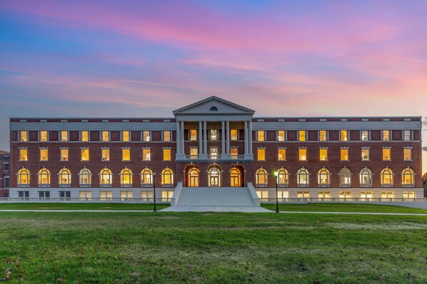 Exterior - Inn at Blackstone (Blackstone)