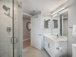 Badewanne, kostenlose Toilettenartikel, Haartrockner, Handtücher