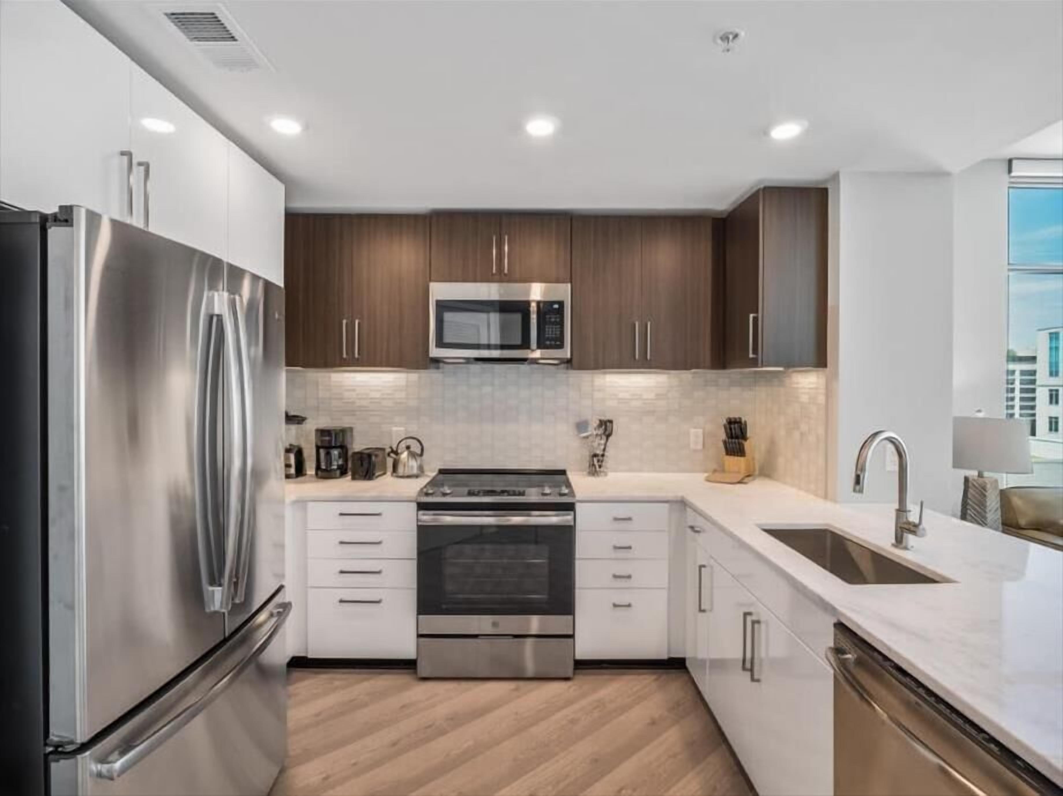 Réfrigérateur, micro-ondes, four, plaque de cuisson