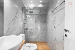 Basic Studio | Bathroom | Shower, rainfall showerhead, hair dryer, towels