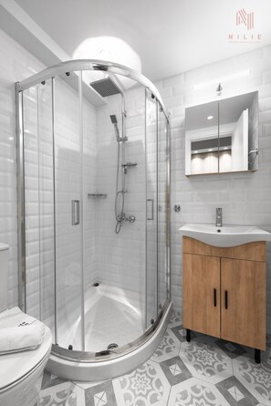 Basic Studio | Bathroom | Shower, rainfall showerhead, hair dryer, towels - Big Apple 4 Nilie Hospitality MGMT (Thessaloniki)