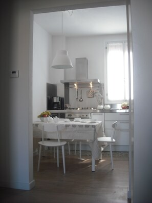 Frigorifero, forno, piano cottura, lavastoviglie