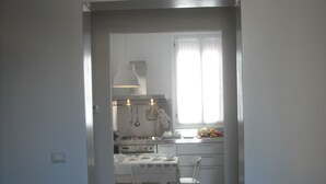 A compact living space with a dining area, kitchenette, and a small seating area. - Elegant and modern flat, historical centre wi-fi M0270422272 (Venezia)