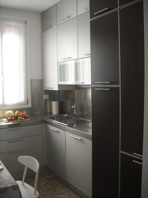 Frigorifero, forno, piano cottura, lavastoviglie